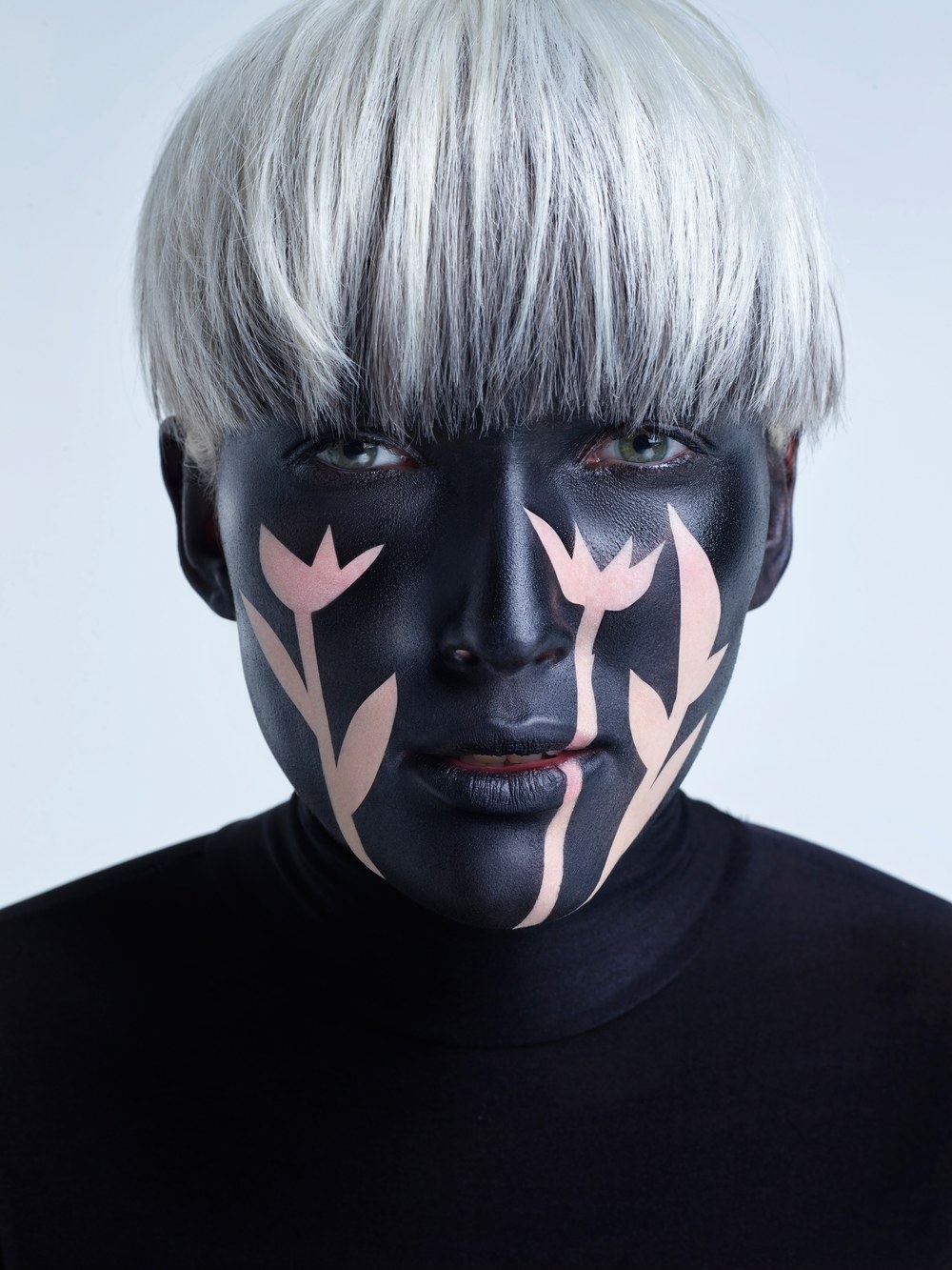 Person mit grafischem Face-Painting